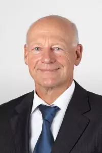 Thomas J. Reinhardt - Erfahrener Fachanwalt für Patentrecht in seriösem Business-Outfit, spezialisiert auf gewerblichen Rechtsschutz und Patentstrategien Thomas J. Reinhardt - Erfahrener Fachanwalt für Patentrecht in seriösem Business-Outfit, spezialisiert auf gewerblichen Rechtsschutz und Patentstrategien