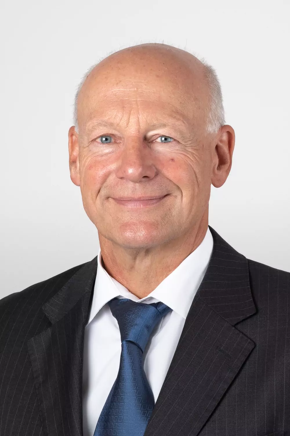 Thomas J. Reinhardt - Erfahrener Fachanwalt für Patentrecht in seriösem Business-Outfit, spezialisiert auf gewerblichen Rechtsschutz und Patentstrategien Thomas J. Reinhardt - Erfahrener Fachanwalt für Patentrecht in seriösem Business-Outfit, spezialisiert auf gewerblichen Rechtsschutz und Patentstrategien