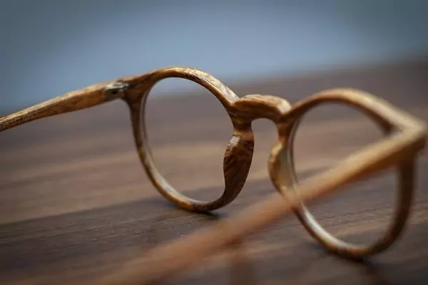Hochwertige Holzbrille als Beispiel für geschütztes Design und Geschmacksmuster | Fachanwalt für Patentrecht
