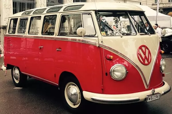 Klassischer VW-Bus in Rot-Weiß, Symbol für Markenrecht und geschützte Designs. Fachanwalt für Patentrecht